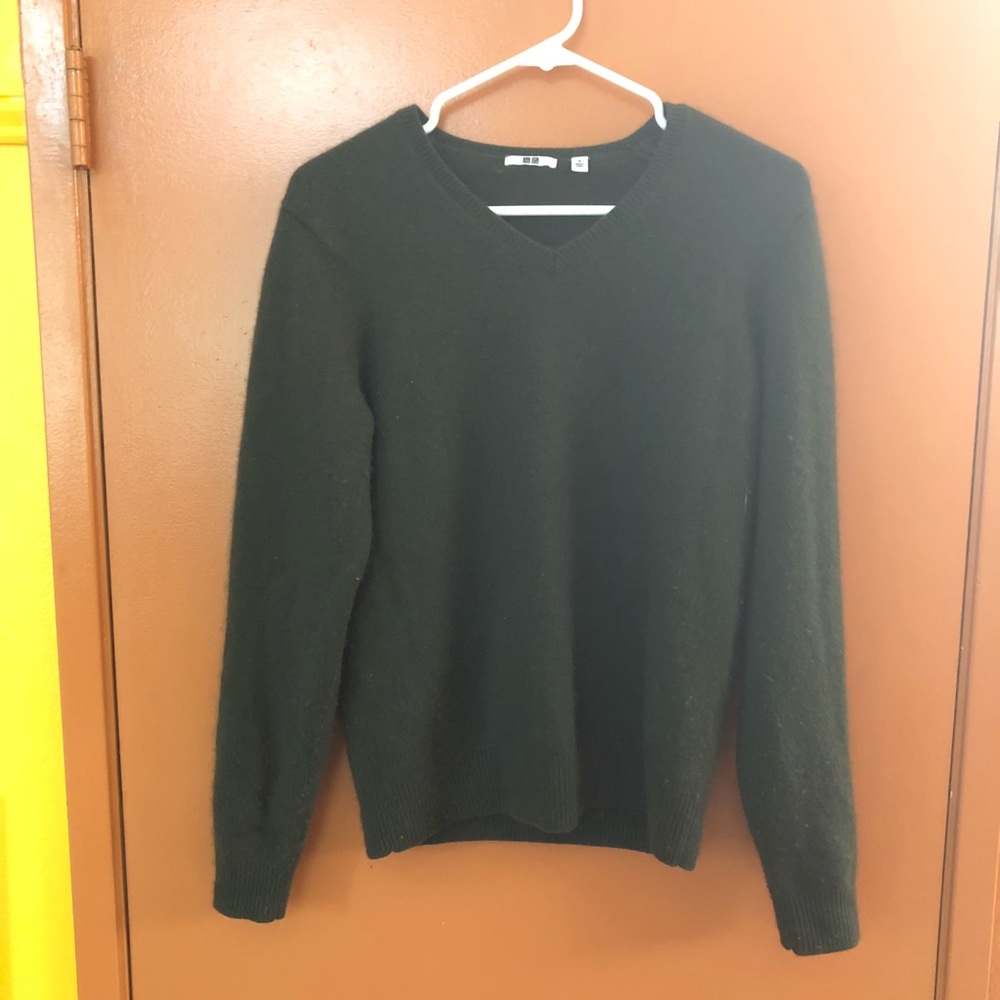 UNI QLO Men’s crew neck sweater 20% cashmere.